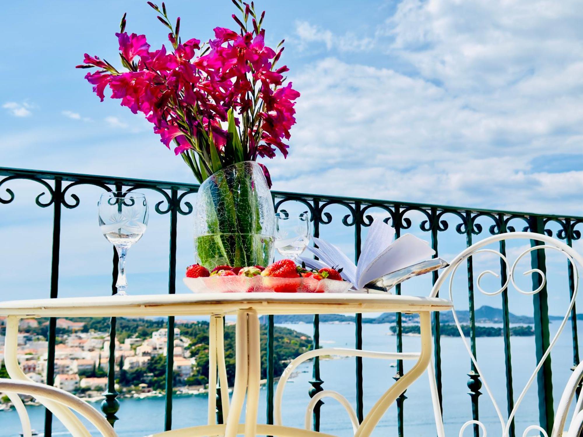 Dalmatian House, Spacious Stone Terraces, Balcony , Views Holiday home *