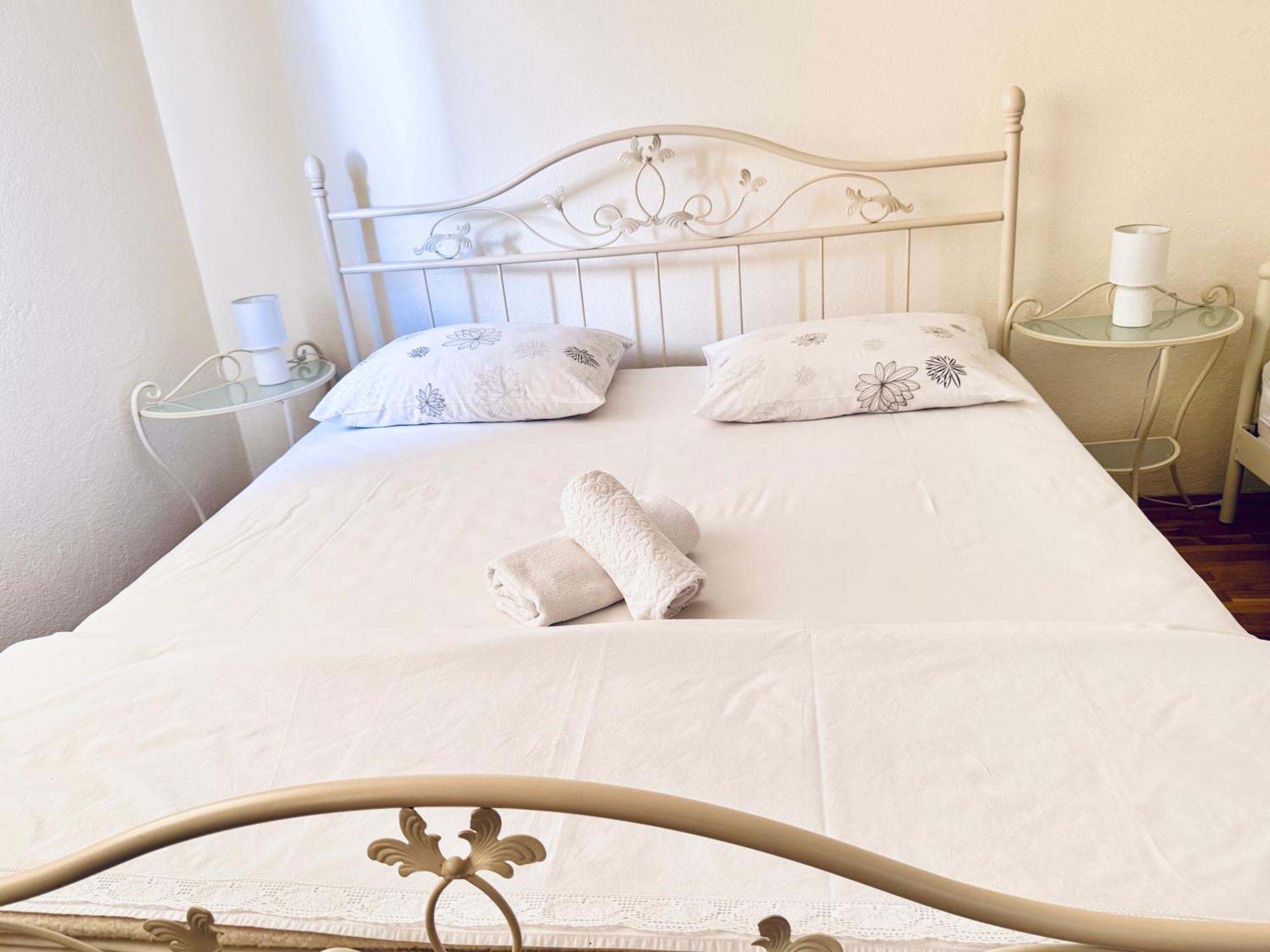 Dalmatian House, Spacious Stone Terraces, Balcony , Views Holiday home