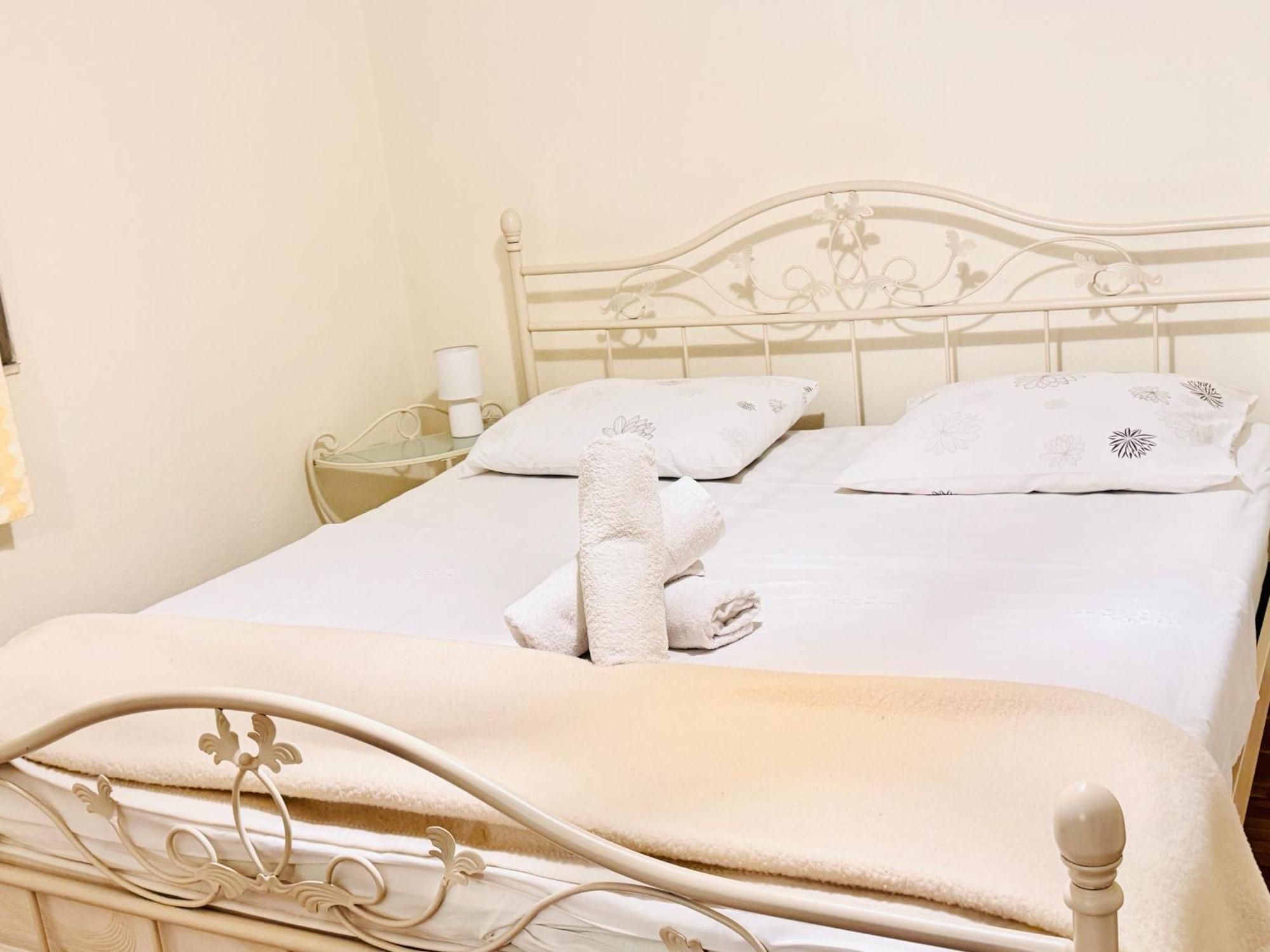 Dalmatian House, Spacious Stone Terraces, Balcony , Views Holiday home
