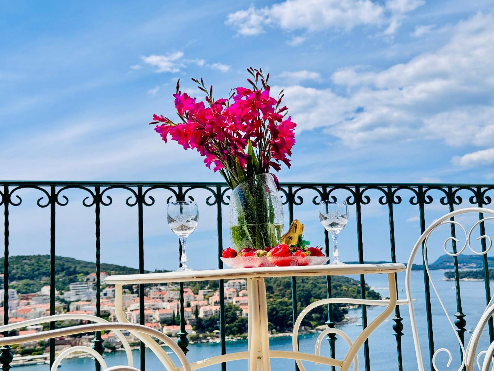 Dalmatian House, Spacious Stone Terraces, Balcony , Views Holiday home